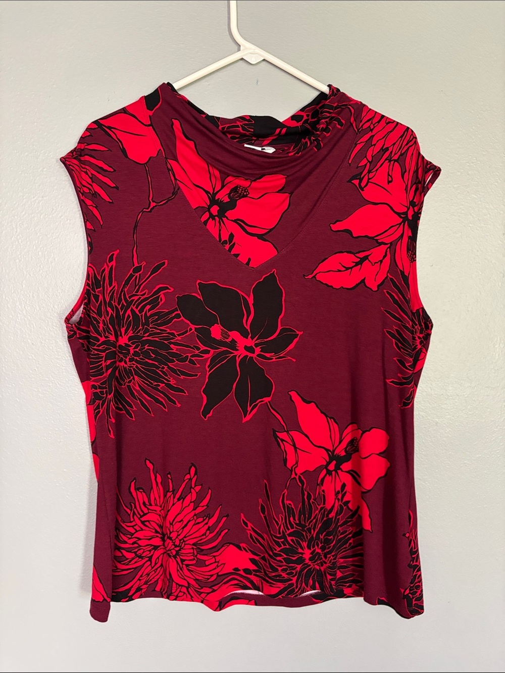 Liz Claiborne Sleeveless Floral V-Neck Top - Burgundy and Red